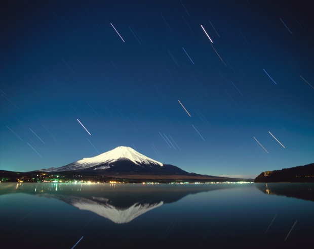 逆さ富士と沈む冬の星々