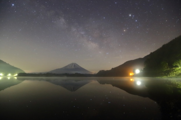 04_夏の天の川と富士山